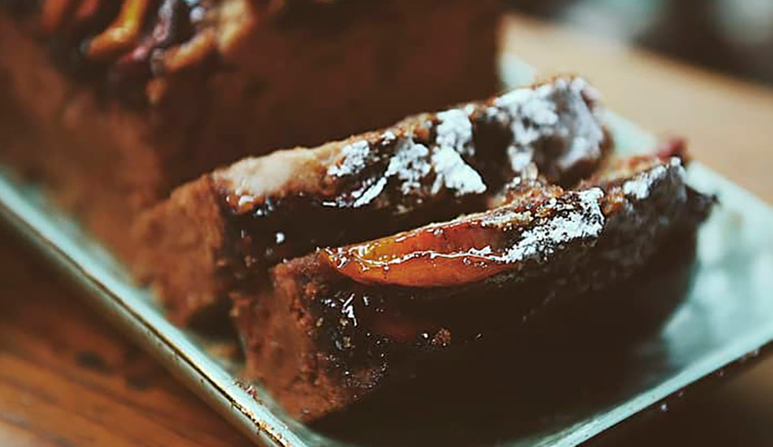Budín de frutas, azúcar negra y miel